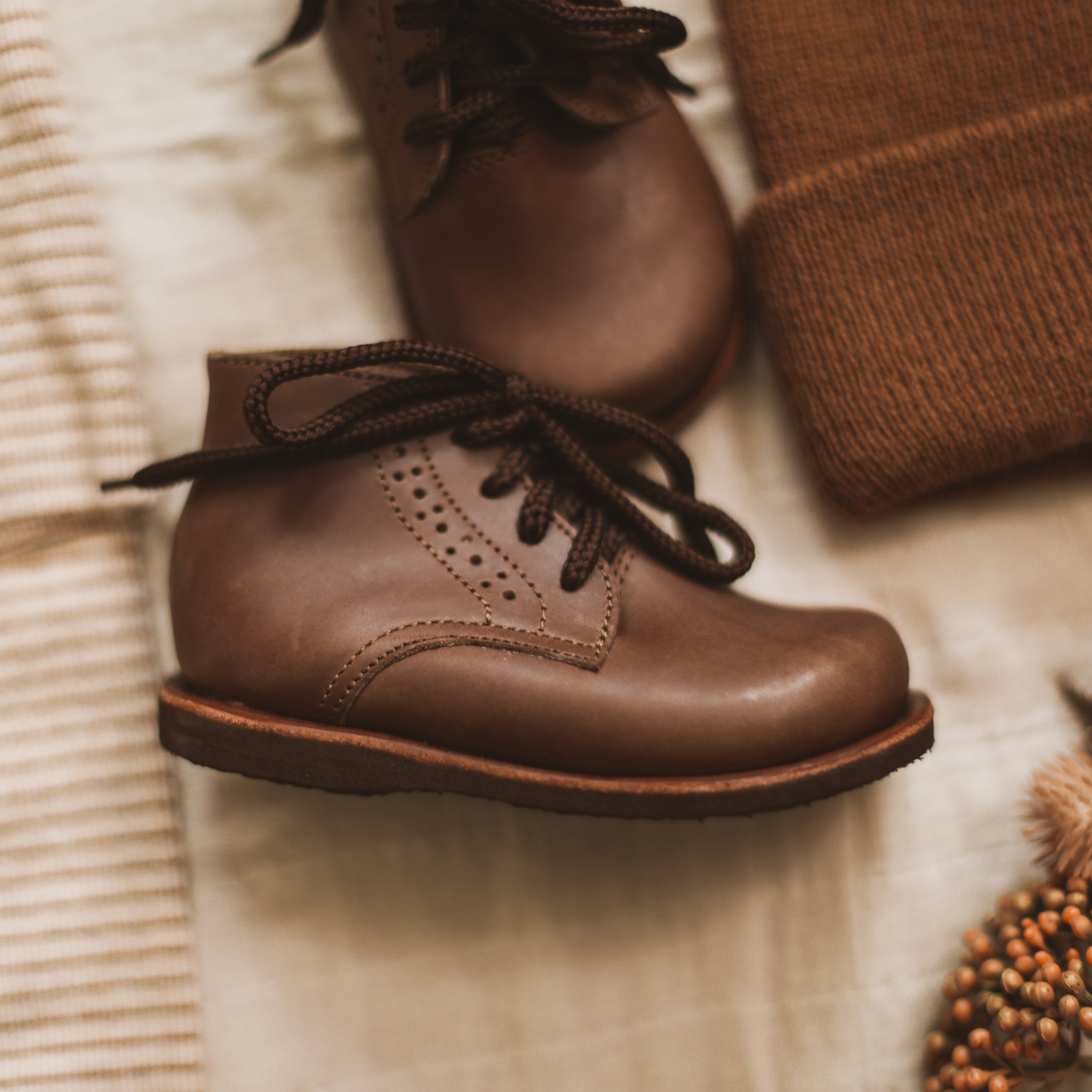 Dark brown leather boots for children. Unisex style.