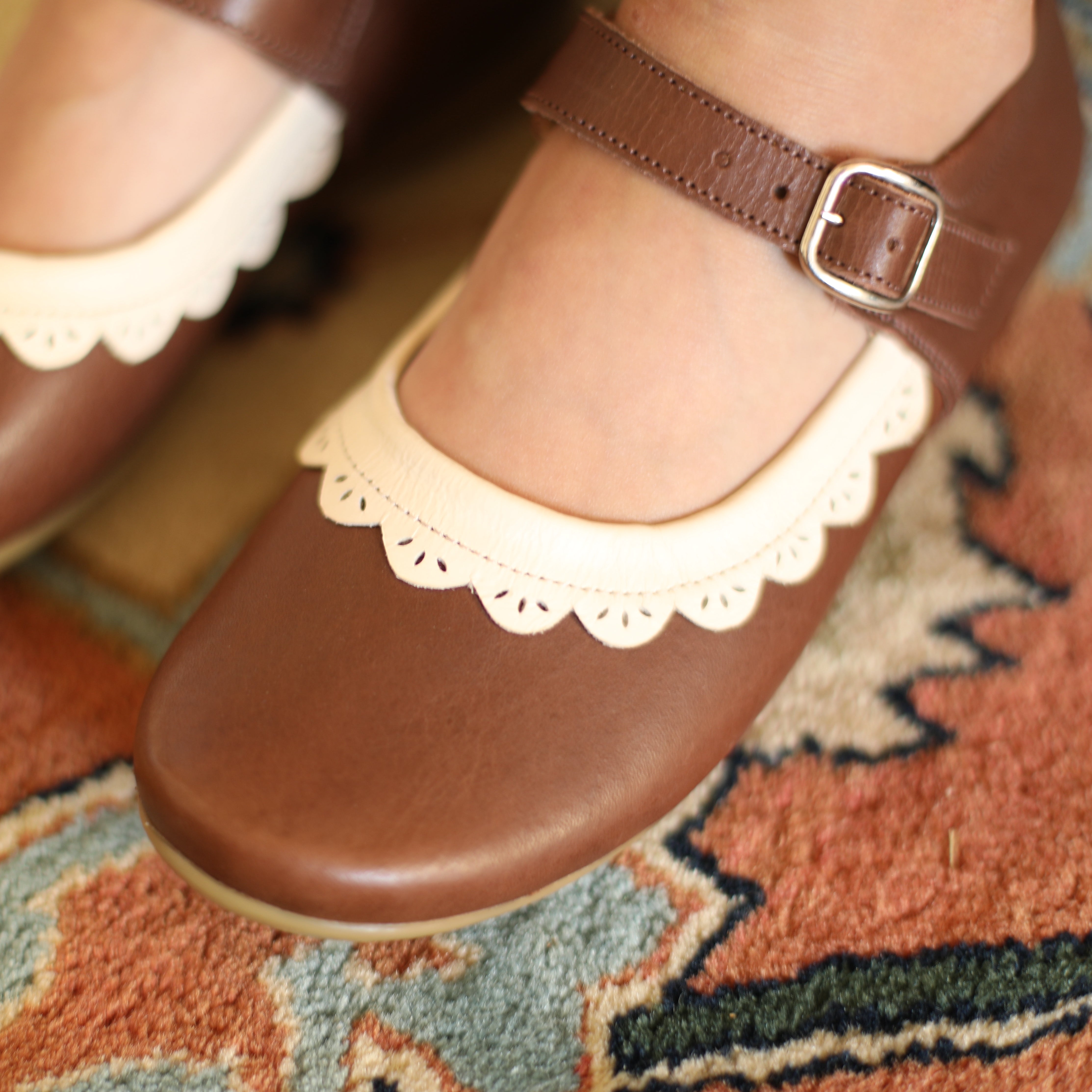 サイズ3 マーティーアンドサンズ エリザベス オーカーエクリュ Espresso Marily Mary Janes {Children's Leather Shoes} – Adelisa & Co