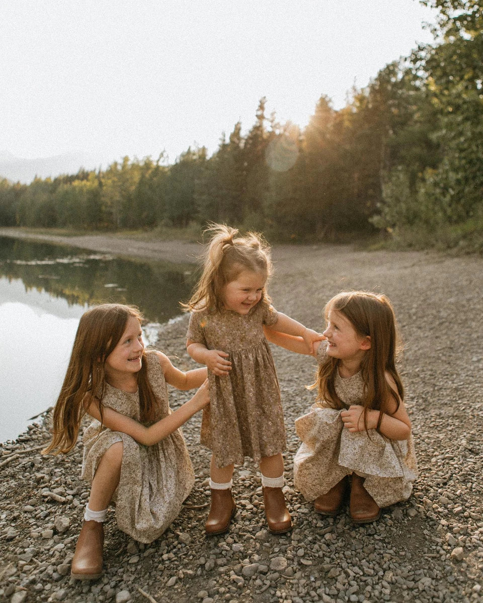 Young girls shop chelsea boots
