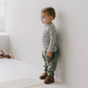 Adelisa & Co Paseo leather boots for children in medium brown. These vintage style boots feature subtle handcrafted side detailing and come in a medium brown leather. Unisex style