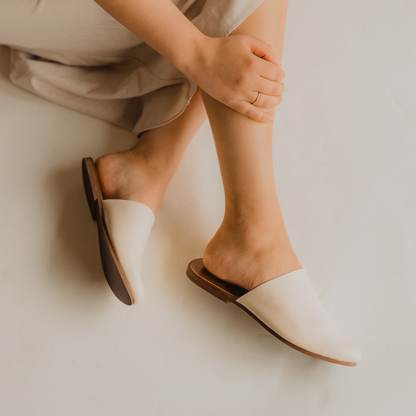 Cream leather women&#39;s mule shoe.