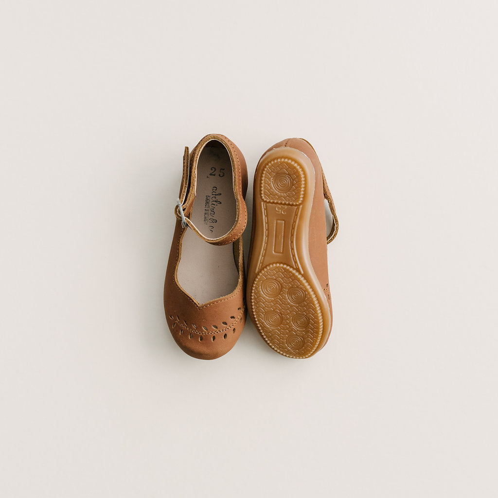 Adelisa & Co's handmade leather Cosecha Mary Janes for babies, kids and youth. These vintage style mary janes are crafted by artisans in Nicaragua and feature soft brown leather with a delicate leaf detail.