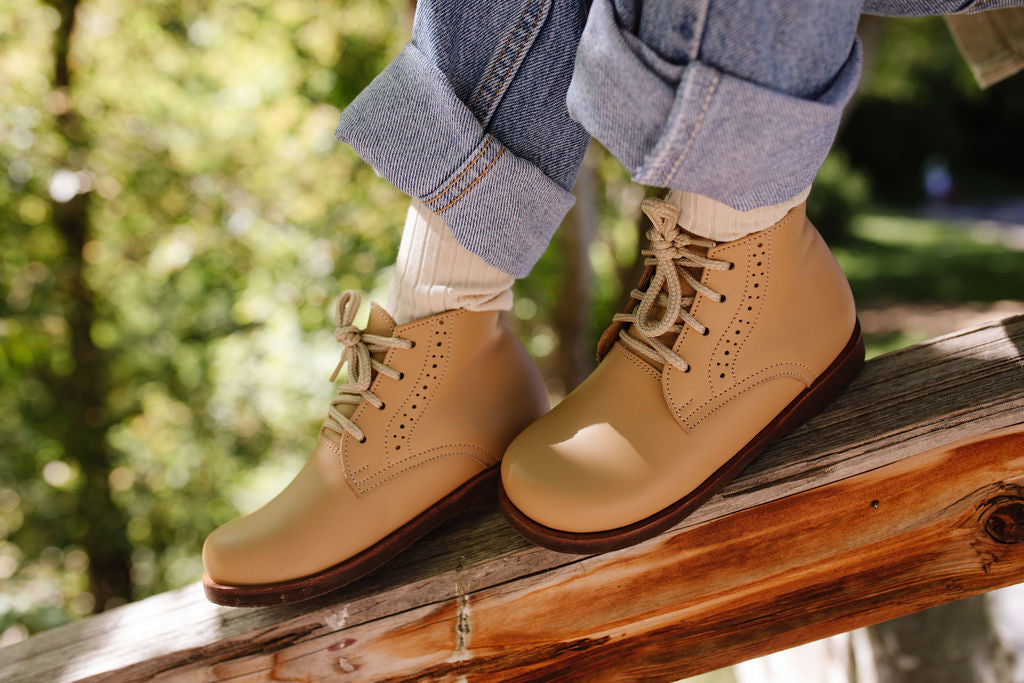 Handmade vintage style leather boots for boys and girls in a beautiful beige leather. This unisex leather boot for kids features a timeless subtle design on the side that makes it easy to pair with any outfit.